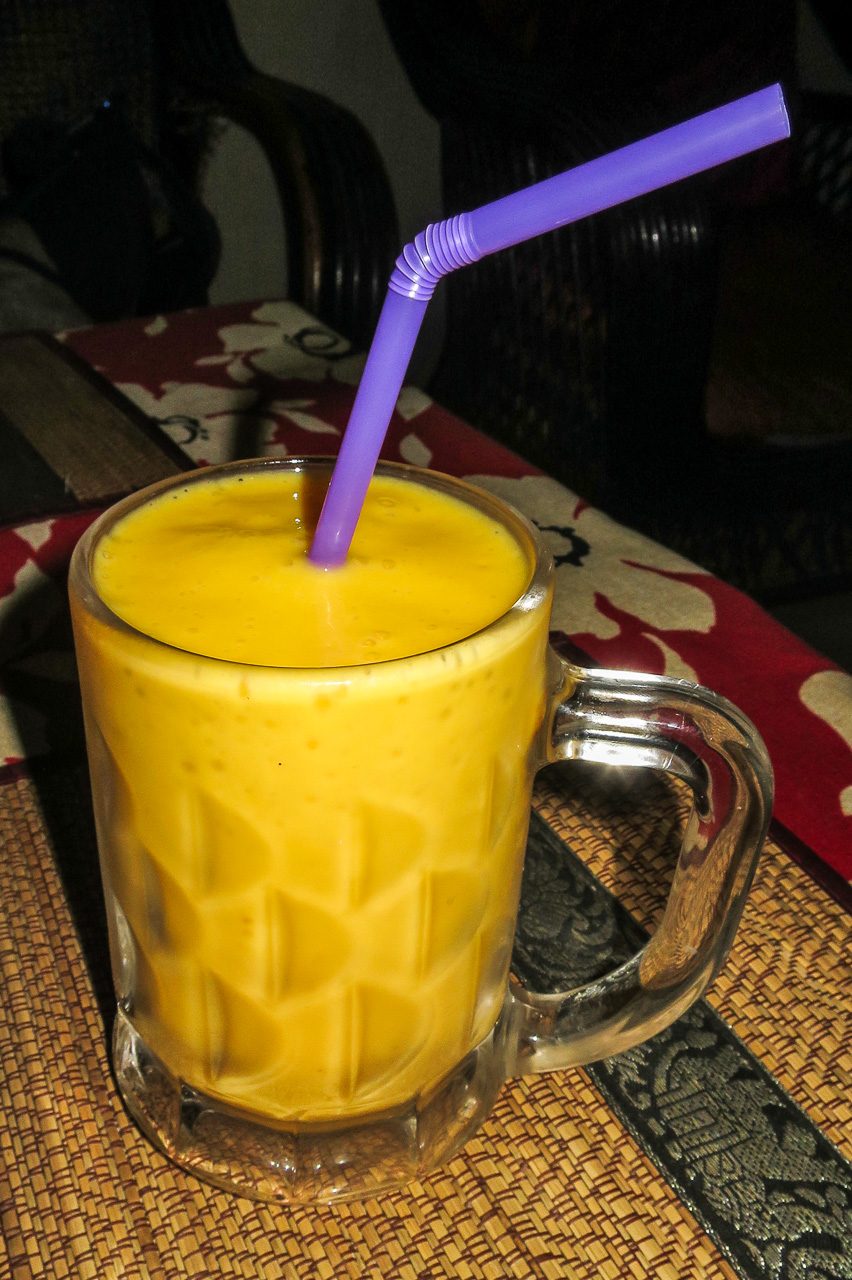 Mangový shake v turistické restauraci v Phnom Penhu, cena 4000