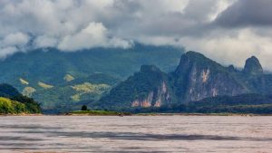 Laos 4 - Mocný Mekong jako alternativa k nepohodlným autobusům