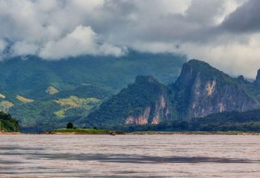 Laos 4 - Mocný Mekong jako alternativa k nepohodlným autobusům