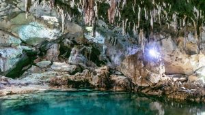 Bohol na motorce - plážové Panglao, unikátní jeskyně Hinagdanan i skrytý vodopád Mag-Aso