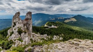 Veselý hřbitov v Săpânțě, nostalgická návštěva nádraží ve Vişeu de Sus a skálotrek v pohoří Rarău
