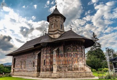 Lákadla Bukoviny - malované kláštery a jízda parním vlakem