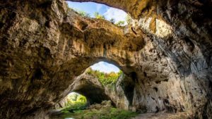 Romantické Veliko Tarnovo, zkamenělý les a fantasy jeskyně Devetaška