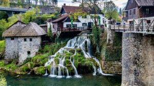Brutalistické památníky, město Sisak a vesnice na vodopádech Slunj-Rastoke