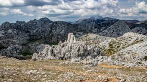 Tajemné tunely letecké základny Željava a nakouknutí do pohoří Velebit