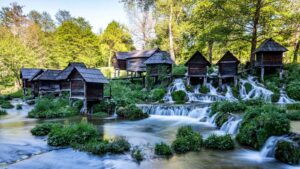 Romantické Jajce, vodní mlýnky a hledání vodopádů Kozice