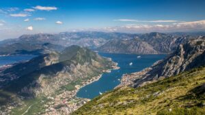 21. Deštivý Nikšić, posvátný Ostrog, historická Cetinje a dechberoucí putování po zálivu Kotor