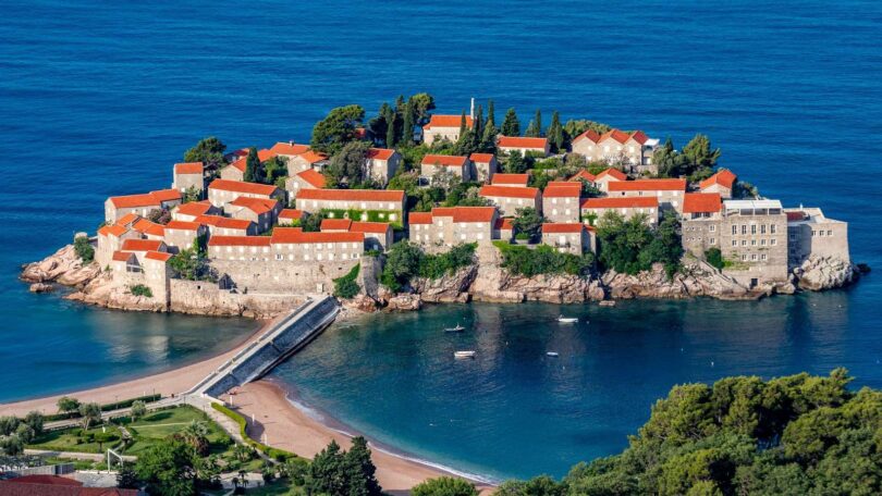 Pestré černohorské pobřeží: Sveti Stefan pro vyvolené, antický Bar i osmanský Uncinj