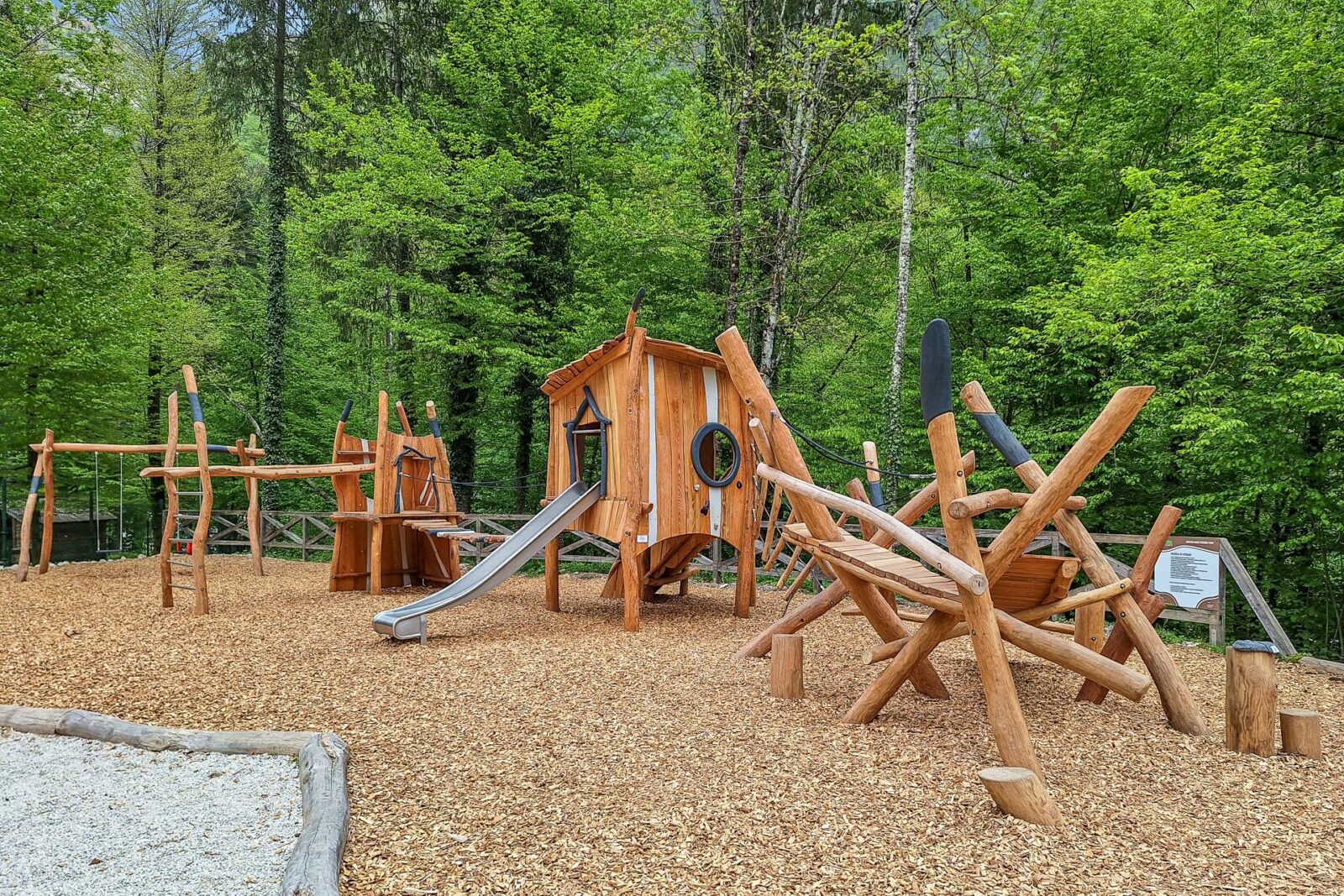 Hřiště pod lanovkou