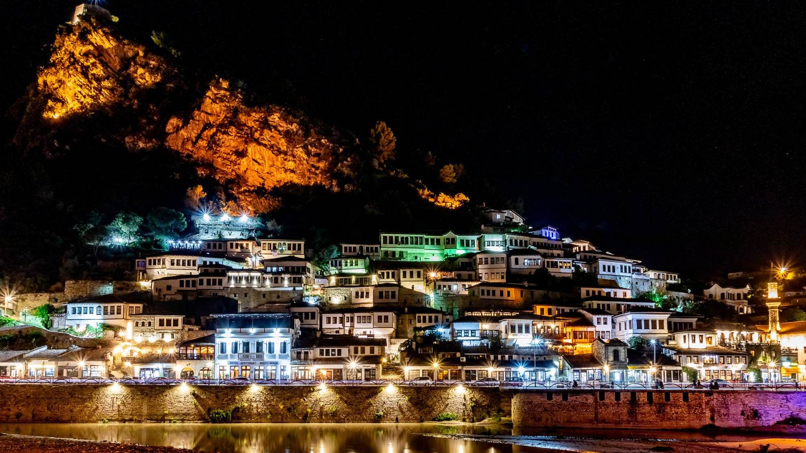 Berat – město tisíce oken a pohostinný kaňon Sinec
