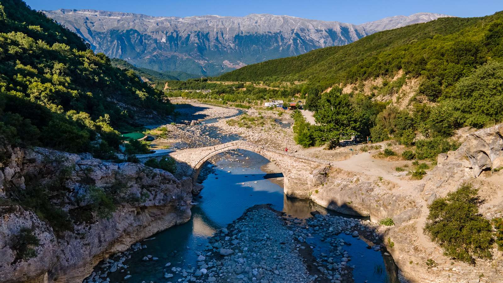 Përmet – termální prameny, divoký kaňoning a „český“ kemp
