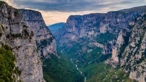 Kamenný svět Zagori: nejhlubší kaňon světa Vikos, staleté mosty i Zkamenělý les