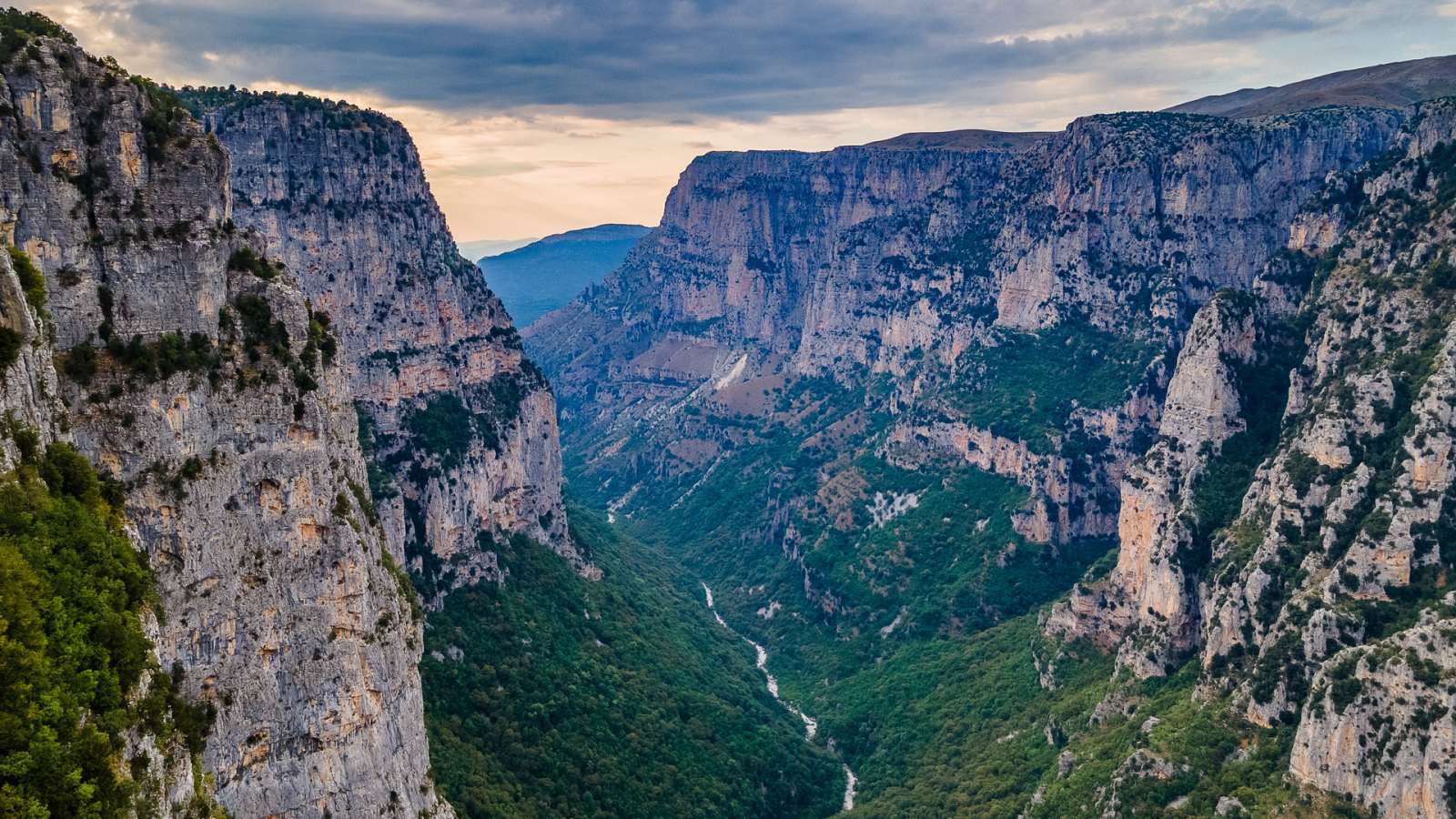 Kamenný svět Zagori: nejhlubší kaňon světa Vikos, staleté mosty i Zkamenělý les