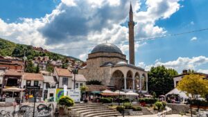Kosovo – historický Prizren, jeskyně Radovac a věhlasný klášter Peć