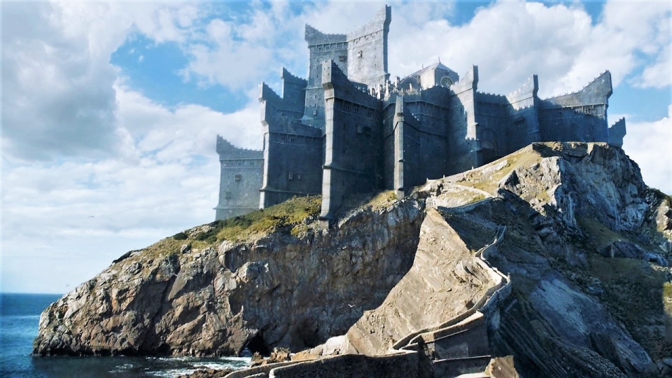 Filmový Dračí kámen umístěný na ostrově Gaztelugatxe
zdroj: https://www.basquedestination.com/en/escenarios-de-juego-de-tronos/